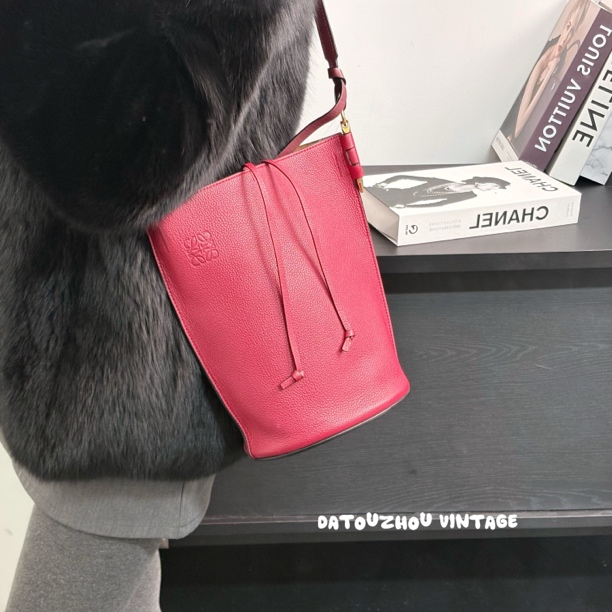 95新 LOEWE/罗意威 草莓红水桶斜挎包sq