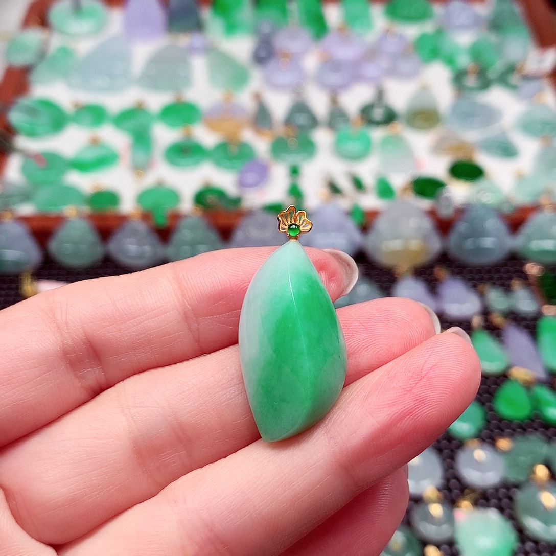 翡翠18K金镶嵌颈饰