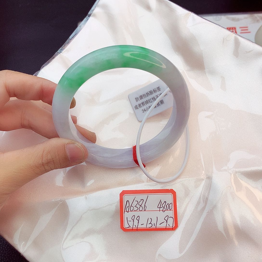 翡翠手镯未镶嵌翡翠