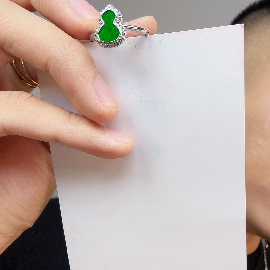 翡翠未镶嵌颈饰一件