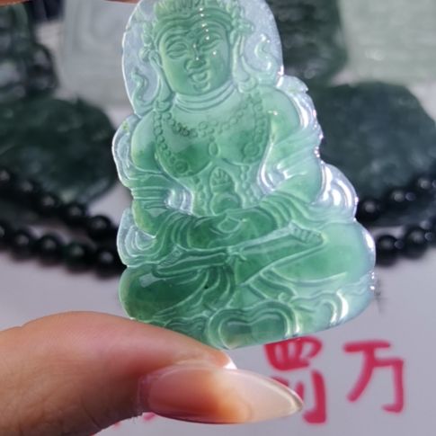 翡翠颈饰未镶嵌天然的A货翡翠