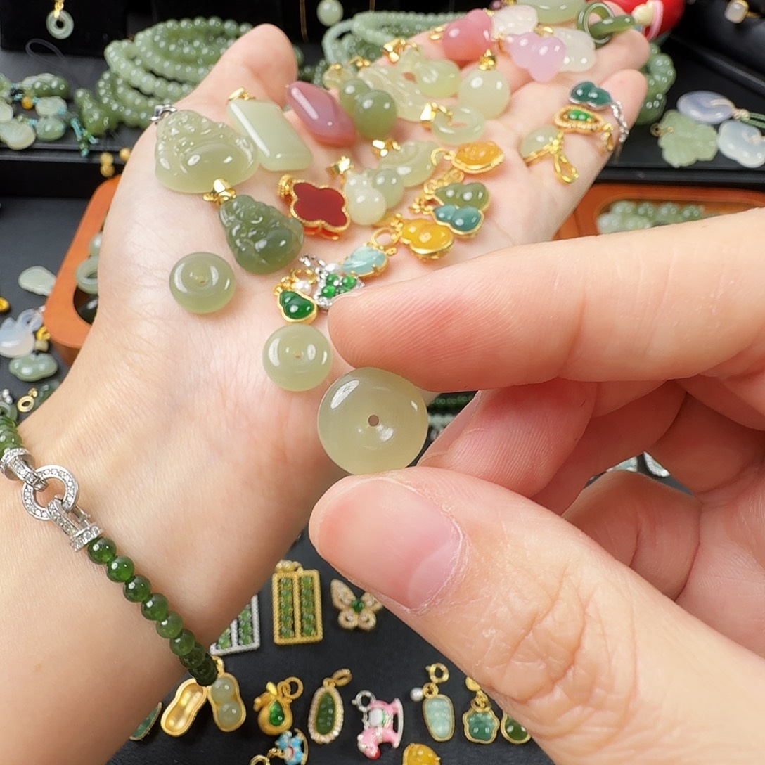 m***e和田玉未镶嵌颈饰