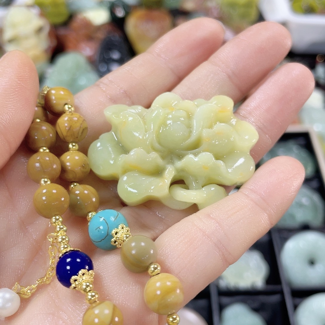 蛇纹石玉颈饰未镶嵌