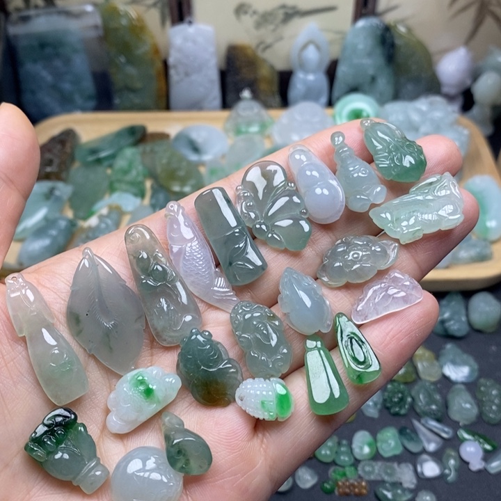 翡翠未镶嵌颈饰小吊坠一个