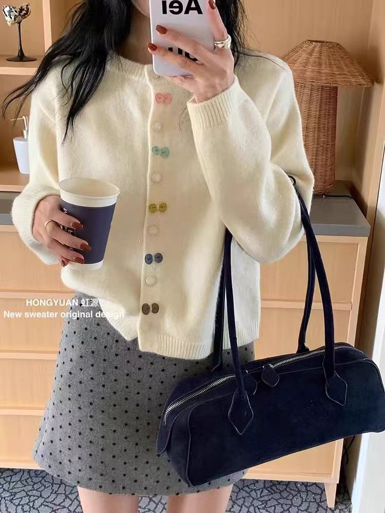 初春新款温柔风圆领上衣秋冬女洋气毛衣单排扣长袖针织开衫外套女