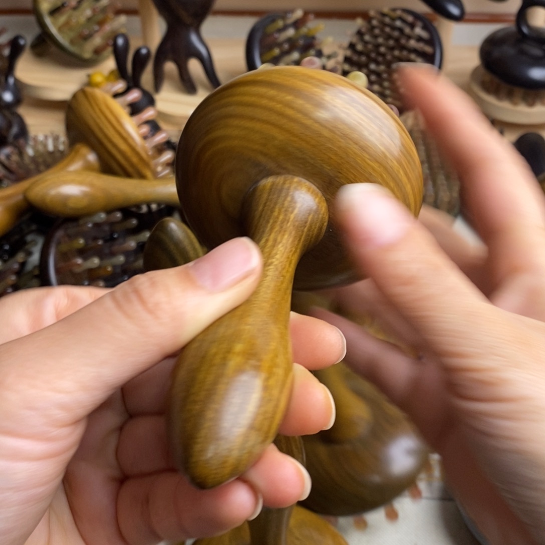 瑕疵绿檀按摩梳子