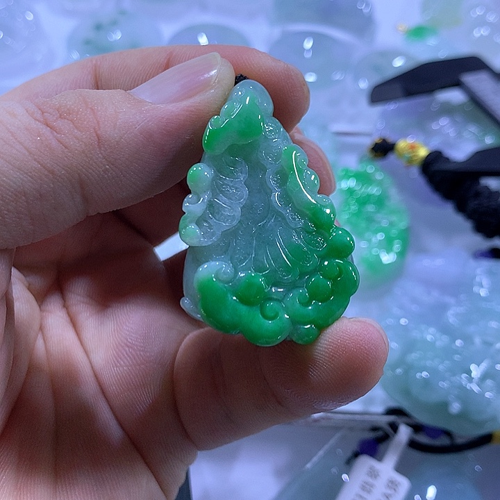 苗***颈饰未镶嵌翡翠天然翡翠A货吊坠