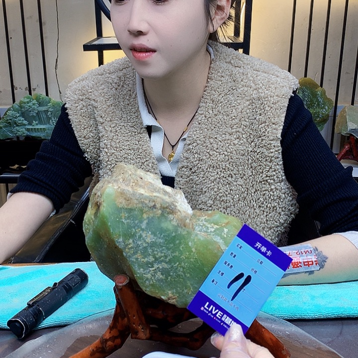 博***步蛇纹石玉未镶嵌原石