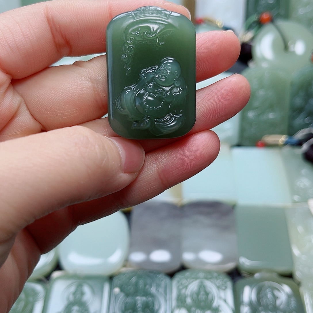 ，***哥和田玉未镶嵌颈饰