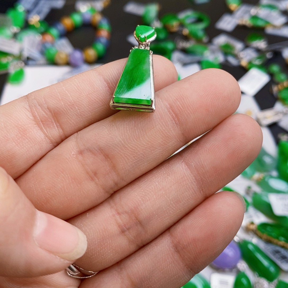 翡翠颈饰18K金镶嵌吊坠