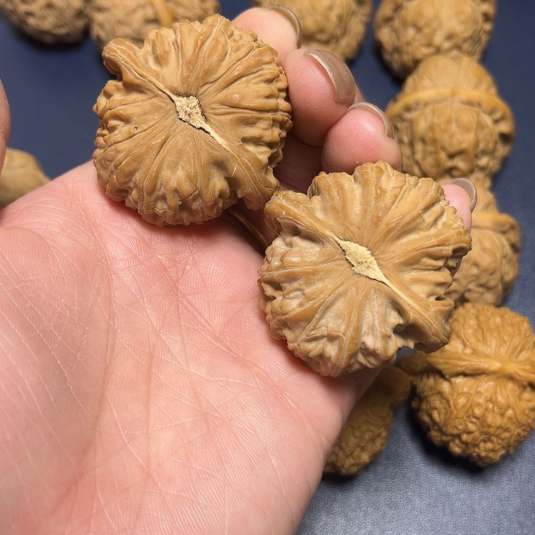 文玩核桃吊坠白狮子