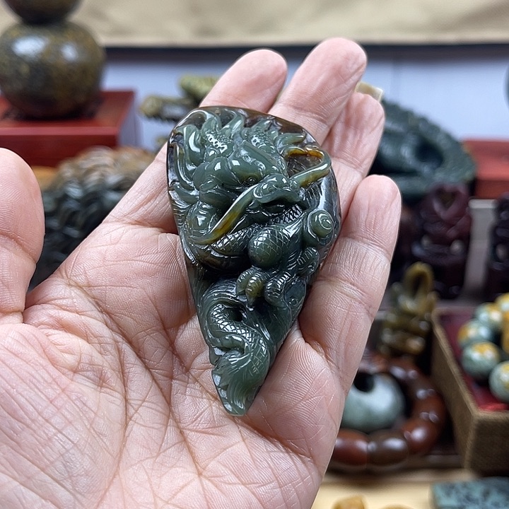 岫岩河磨玉（透闪石质玉）未镶嵌把件咔**嚓
