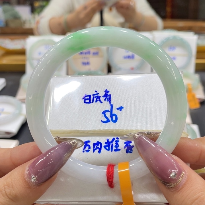 翡翠手镯未镶嵌翡翠