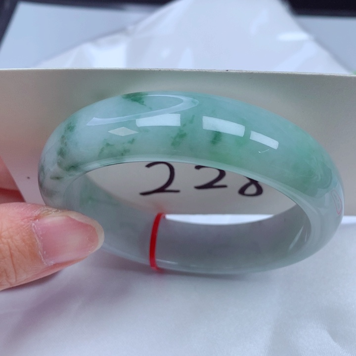 翡翠手镯未镶嵌翡翠