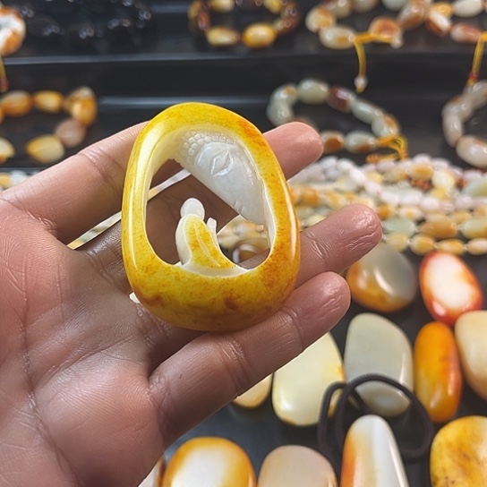 云***爹和田玉（糖玉）未镶嵌挂件