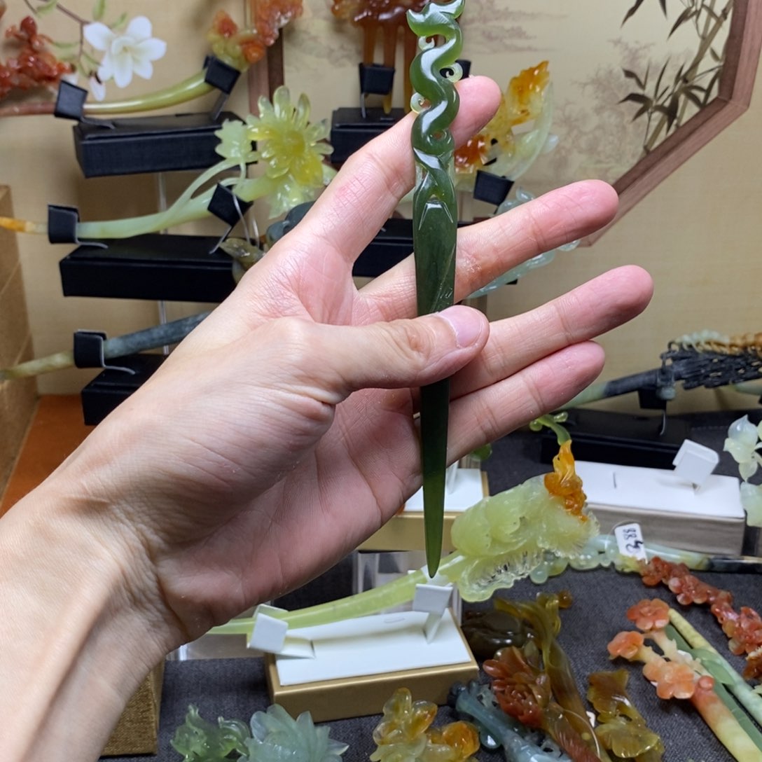 岫玉发簪未镶嵌温***。剑来