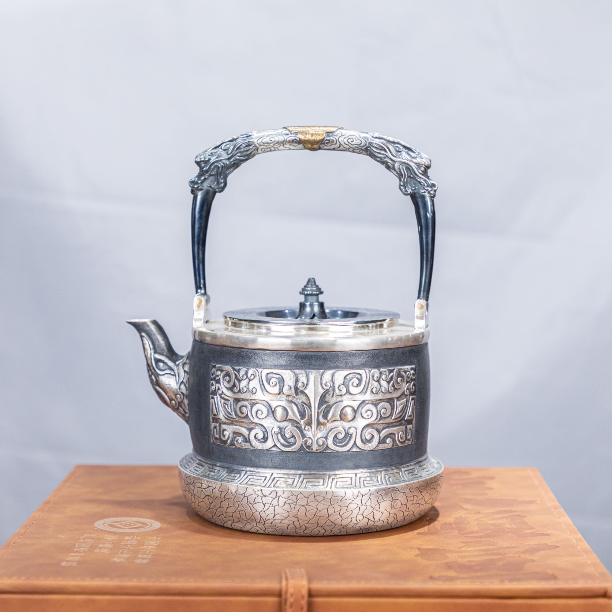 足银精工手工大师鏨刻双面饕餮冰裂纹提梁烧水壶大容量