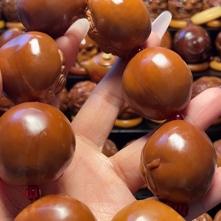 大***叔橄榄核把件橄榄雕刻