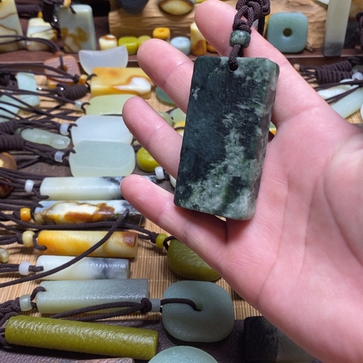 蛇纹石玉挂件未镶嵌