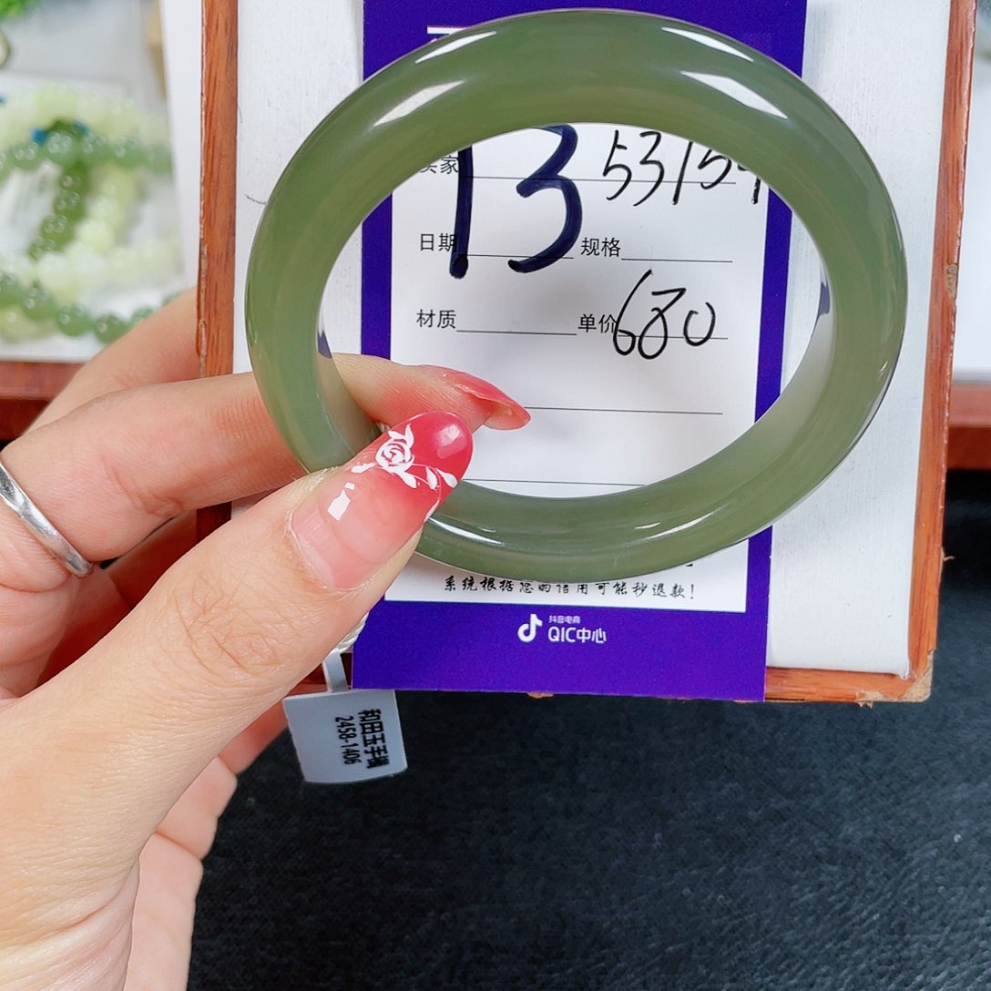 和田玉手镯未镶嵌