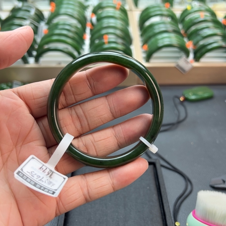 和田玉未镶嵌手镯