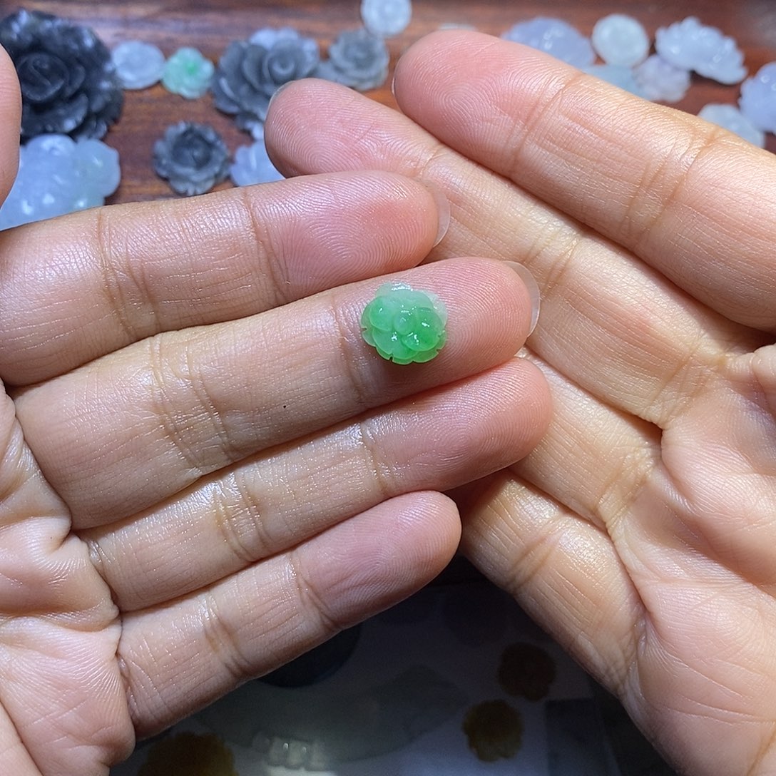 圆***圆定制翡翠未镶嵌花