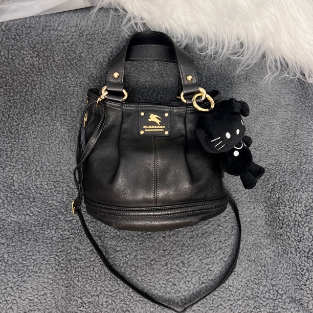 95新 BURBERRY/博柏利 黑色小号牛皮手提斜挎单肩水桶饭盒包战马
