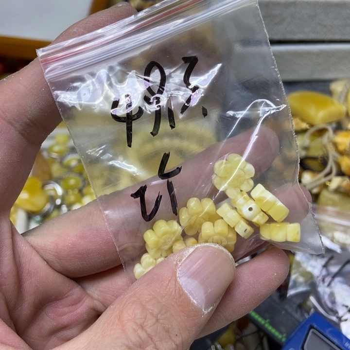 未镶嵌蜜蜡裸石多样性发货2个