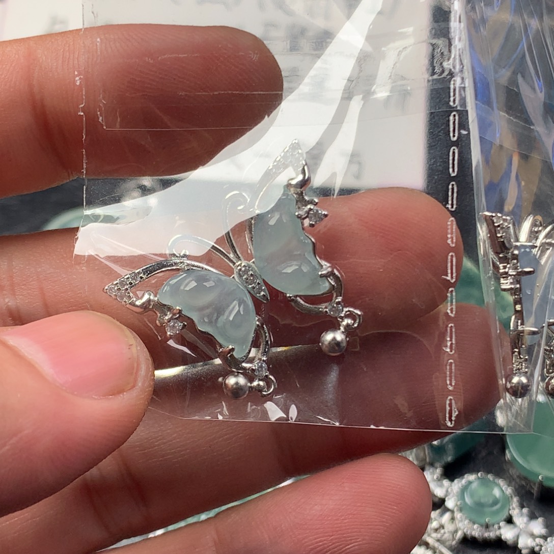 颈饰未镶嵌翡翠蝴蝶