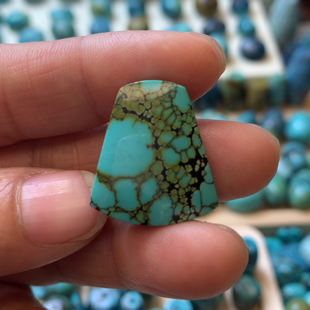 魔***妞绿松石未镶嵌珠宝奇石