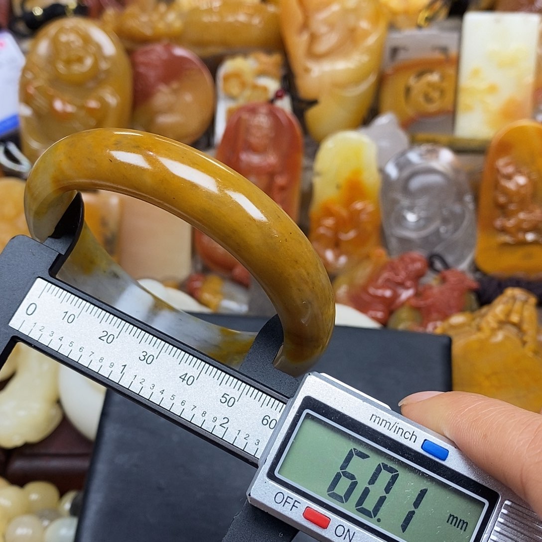 石英质玉（黄龙玉）颈饰未镶嵌