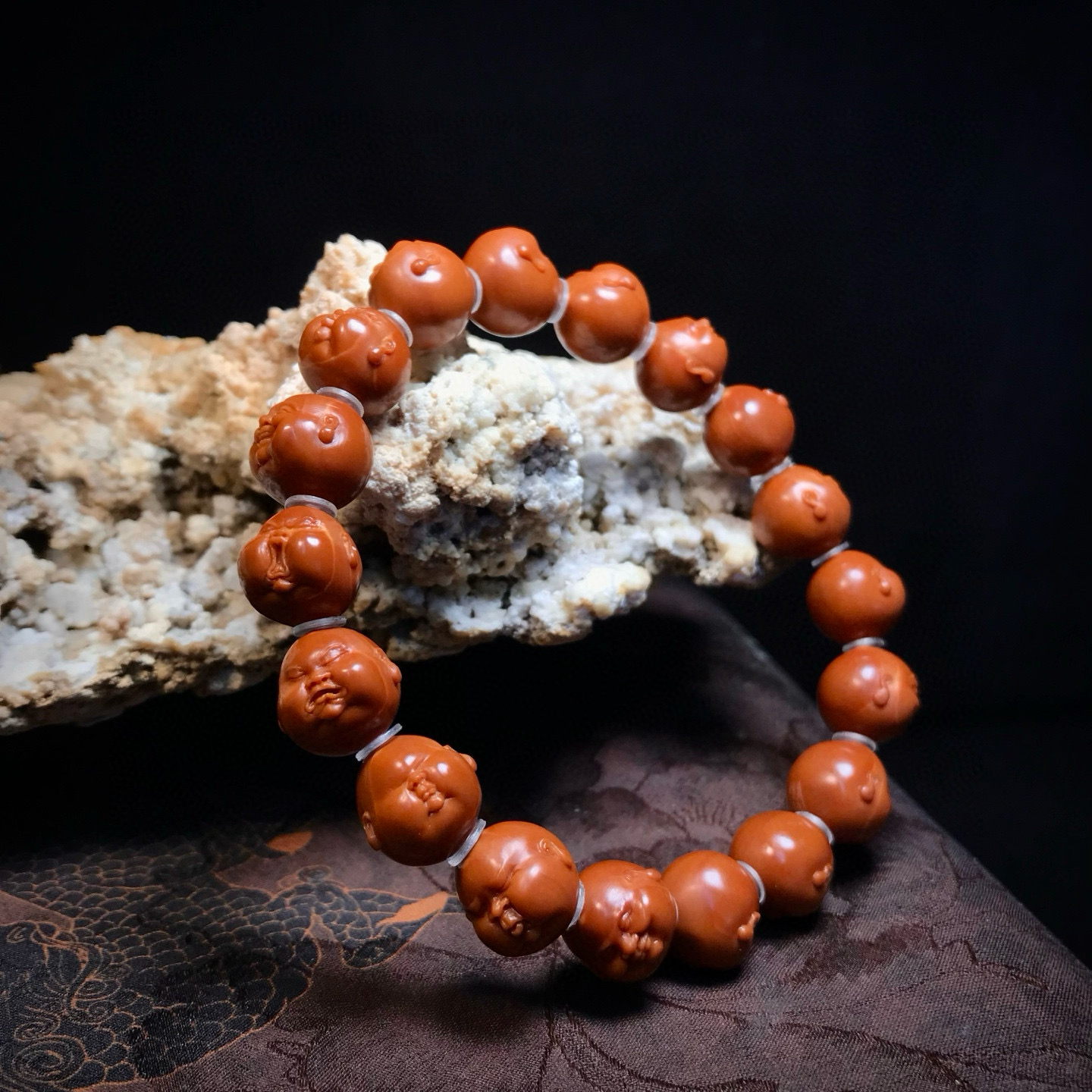 核雕大师馆【小籽百态】金思成1.2*1.2手工橄榄核雕手串JY506050