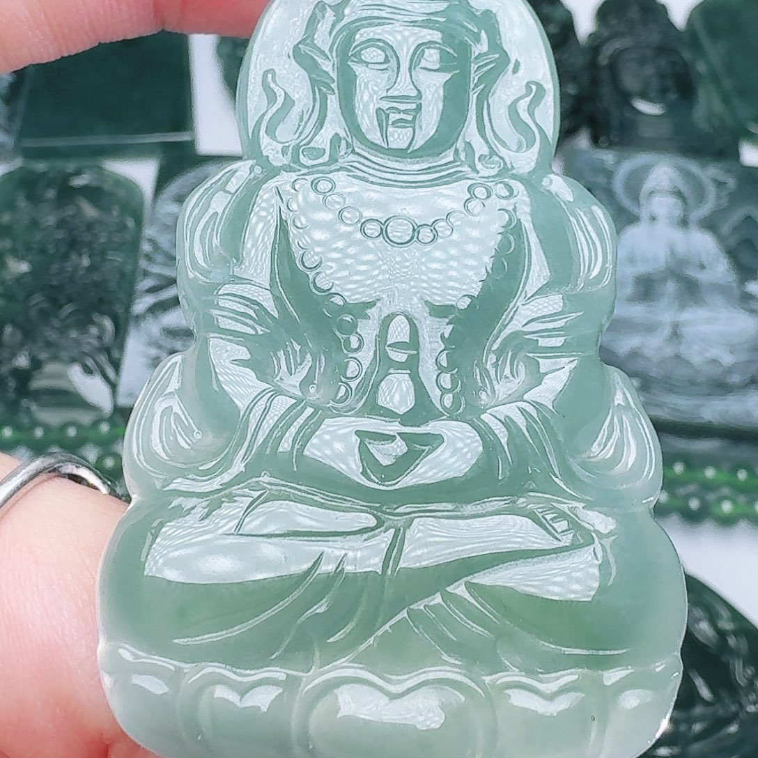 翡翠未镶嵌颈饰多样性发其一