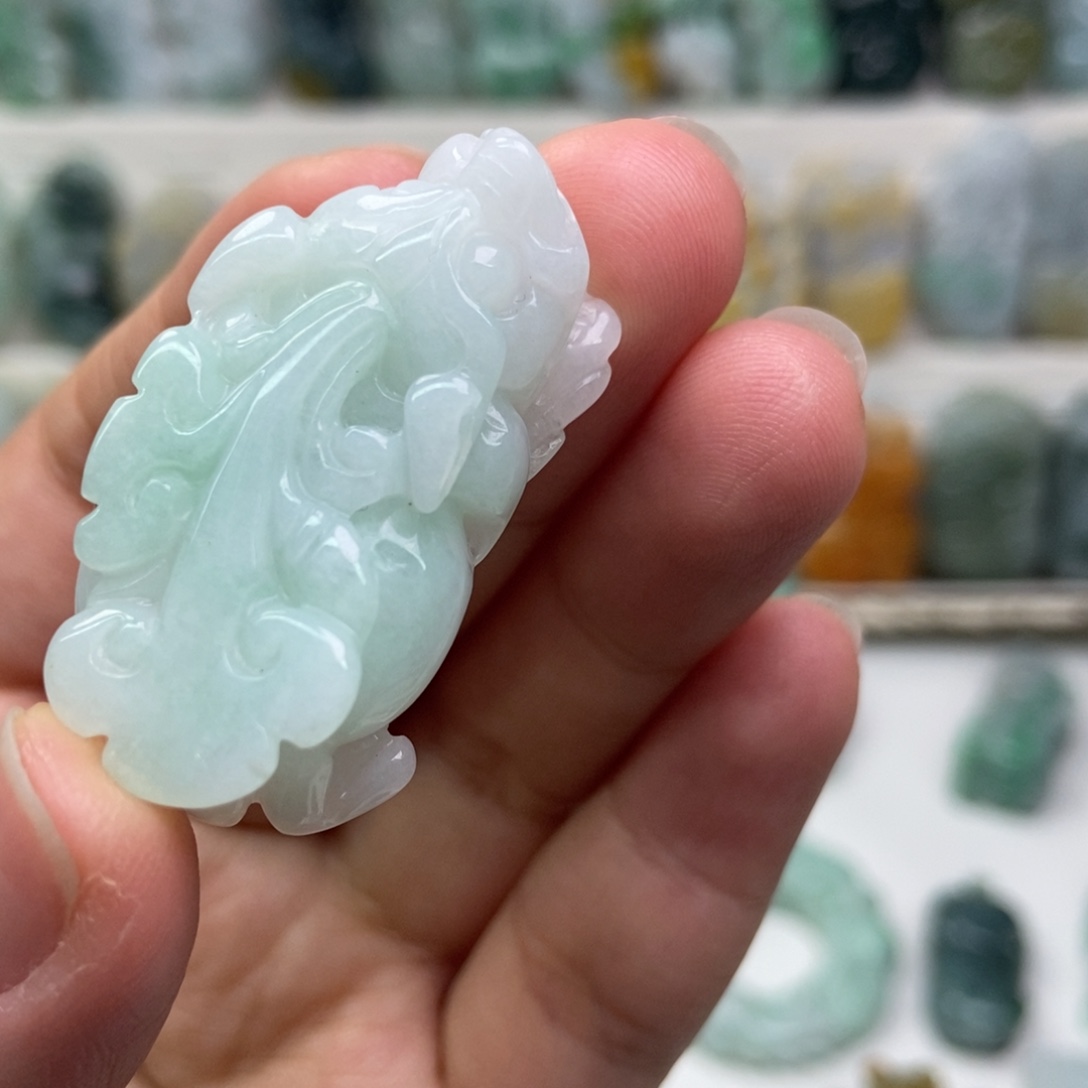 翡翠未镶嵌吊坠(赠链)