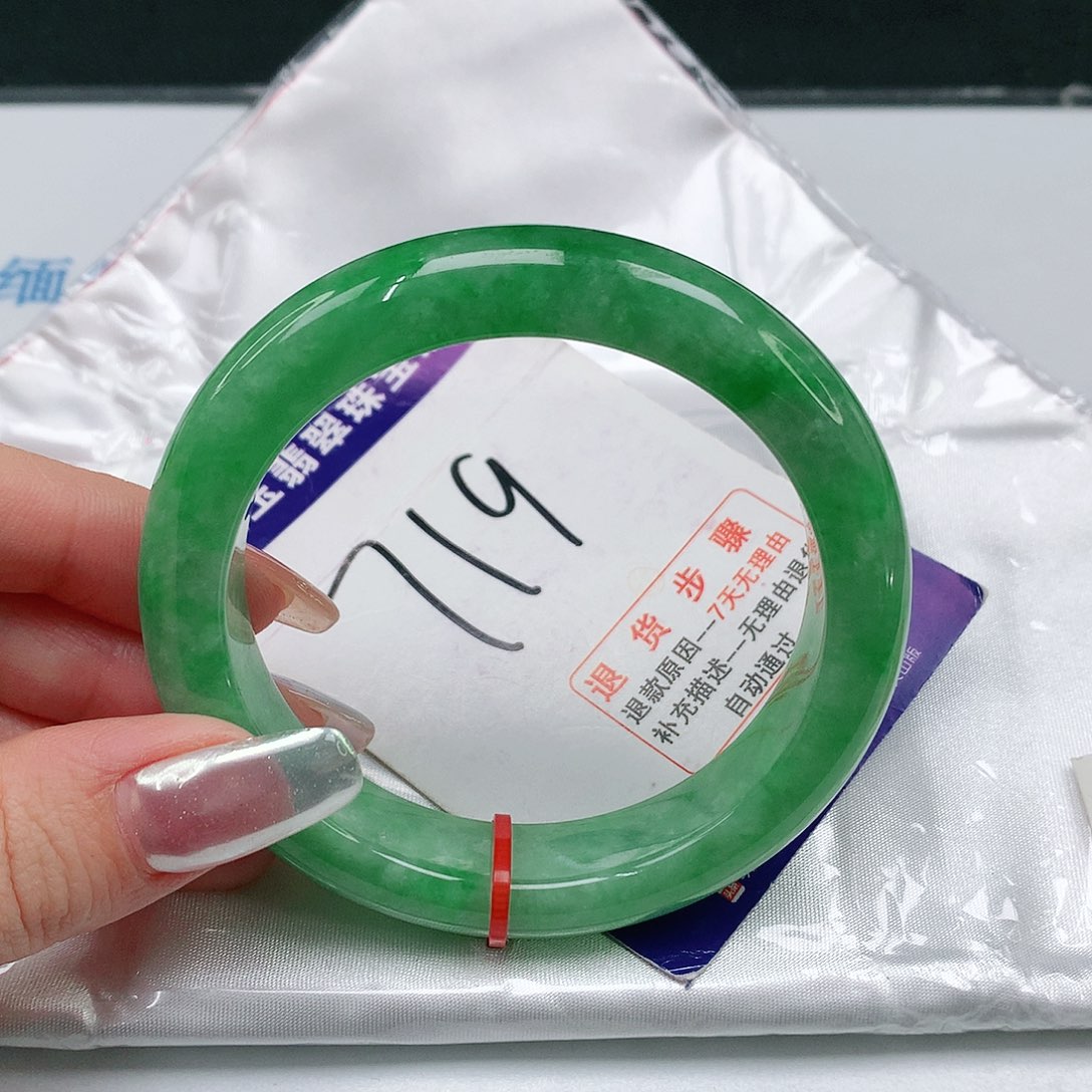 翡翠手镯未镶嵌翡翠手镯