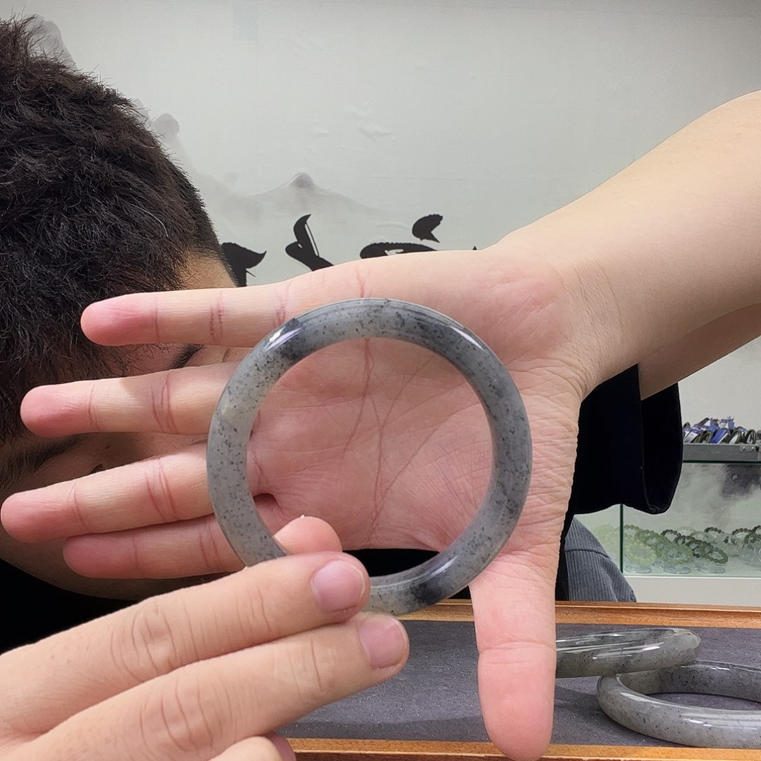 妮***子和田玉未镶嵌手镯