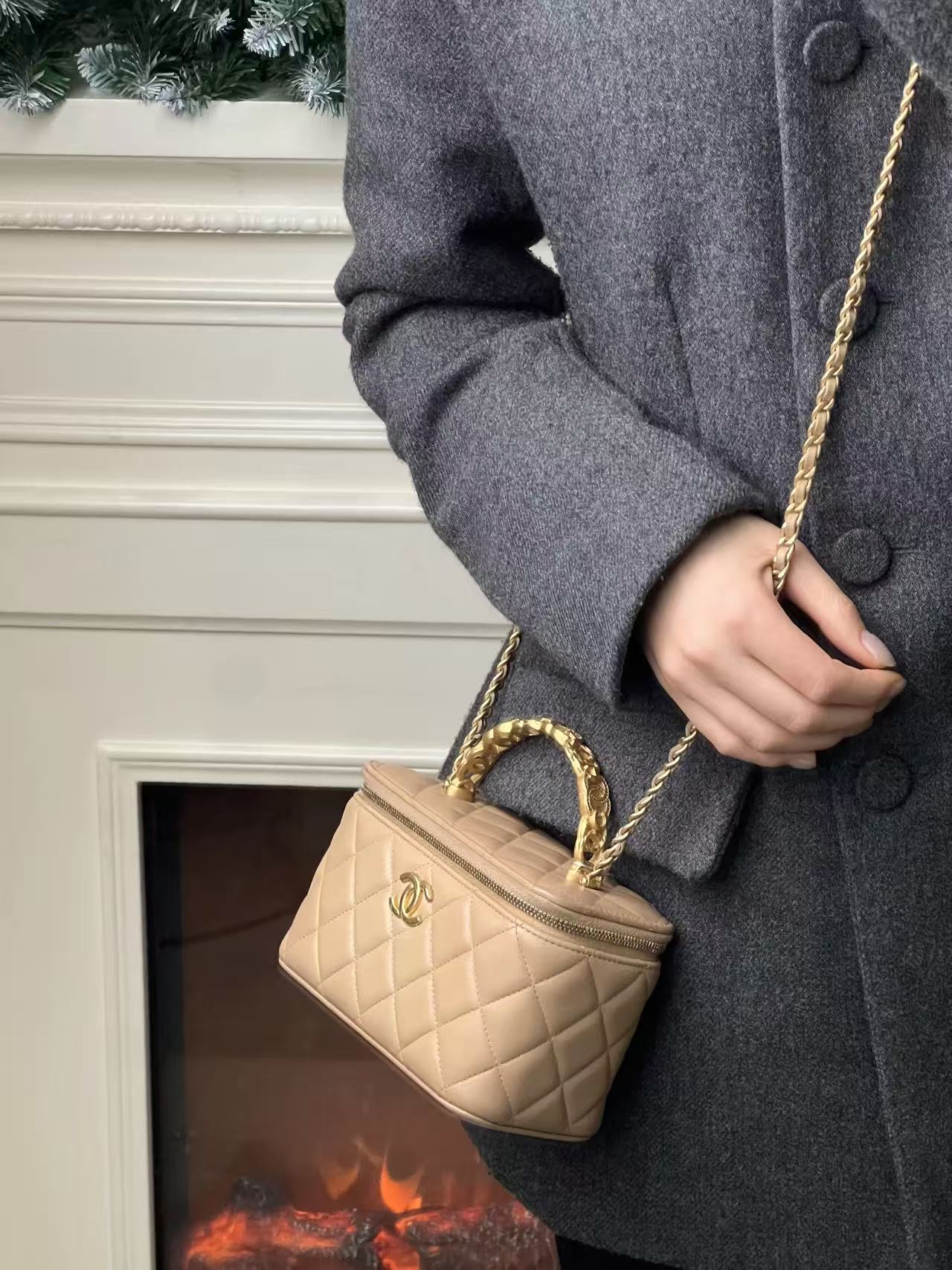 99新 Chanel/香奈儿 24s镂空手柄长盒子奶茶色羊/甄选