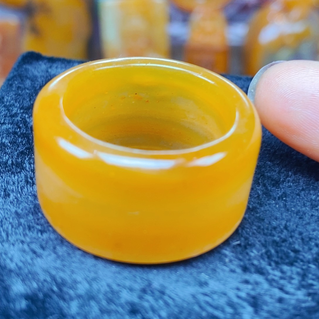 未镶嵌石英质玉（黄龙玉）颈饰