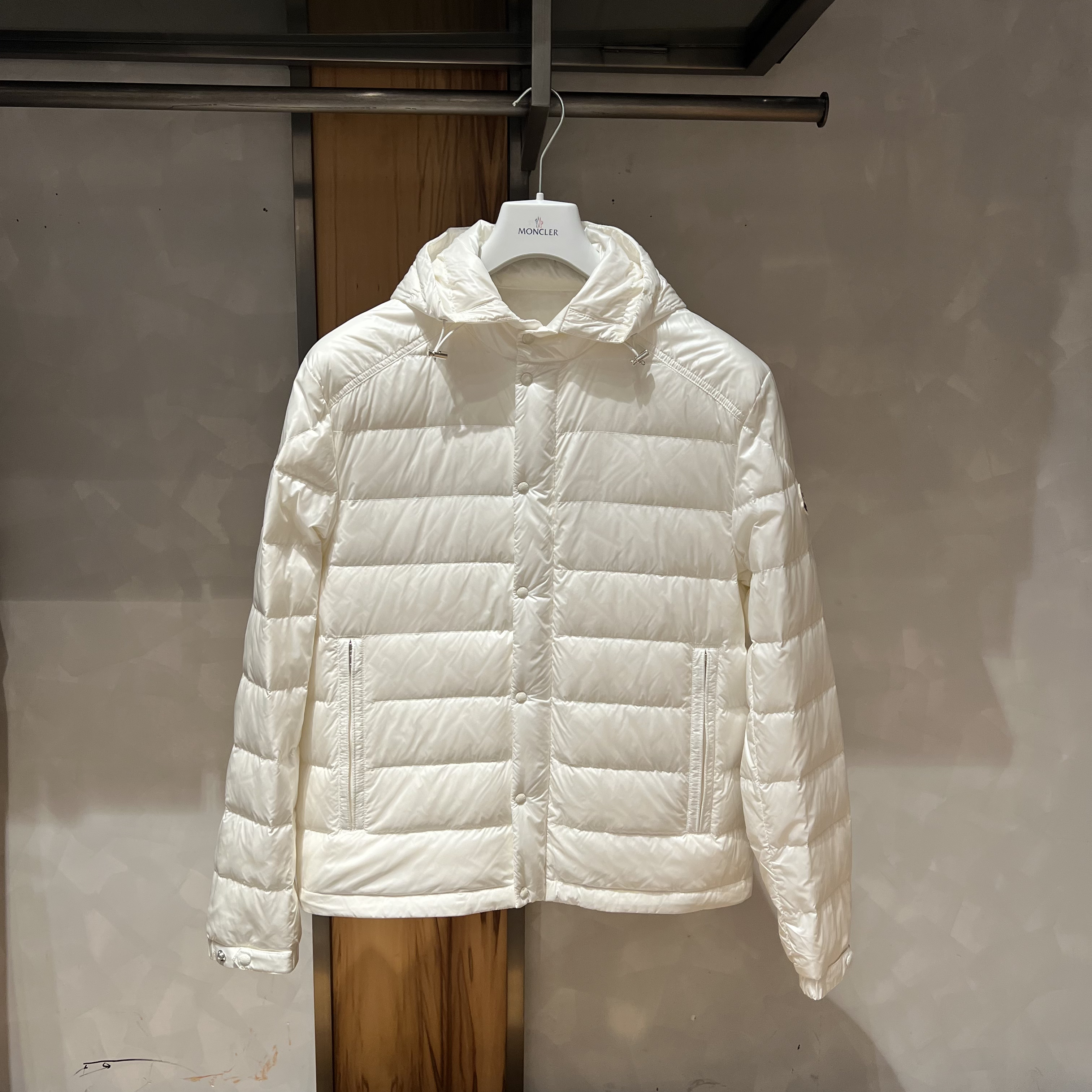 未使用 MONCLER 盟可睐蒙口 连帽轻薄款舒适保暖外套女士