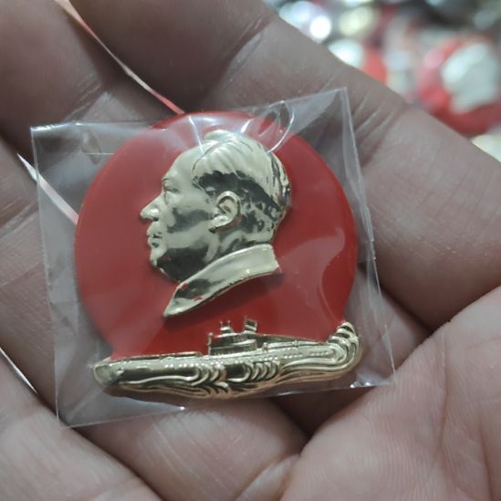湖***人其他普通金属圆形红色人物像章