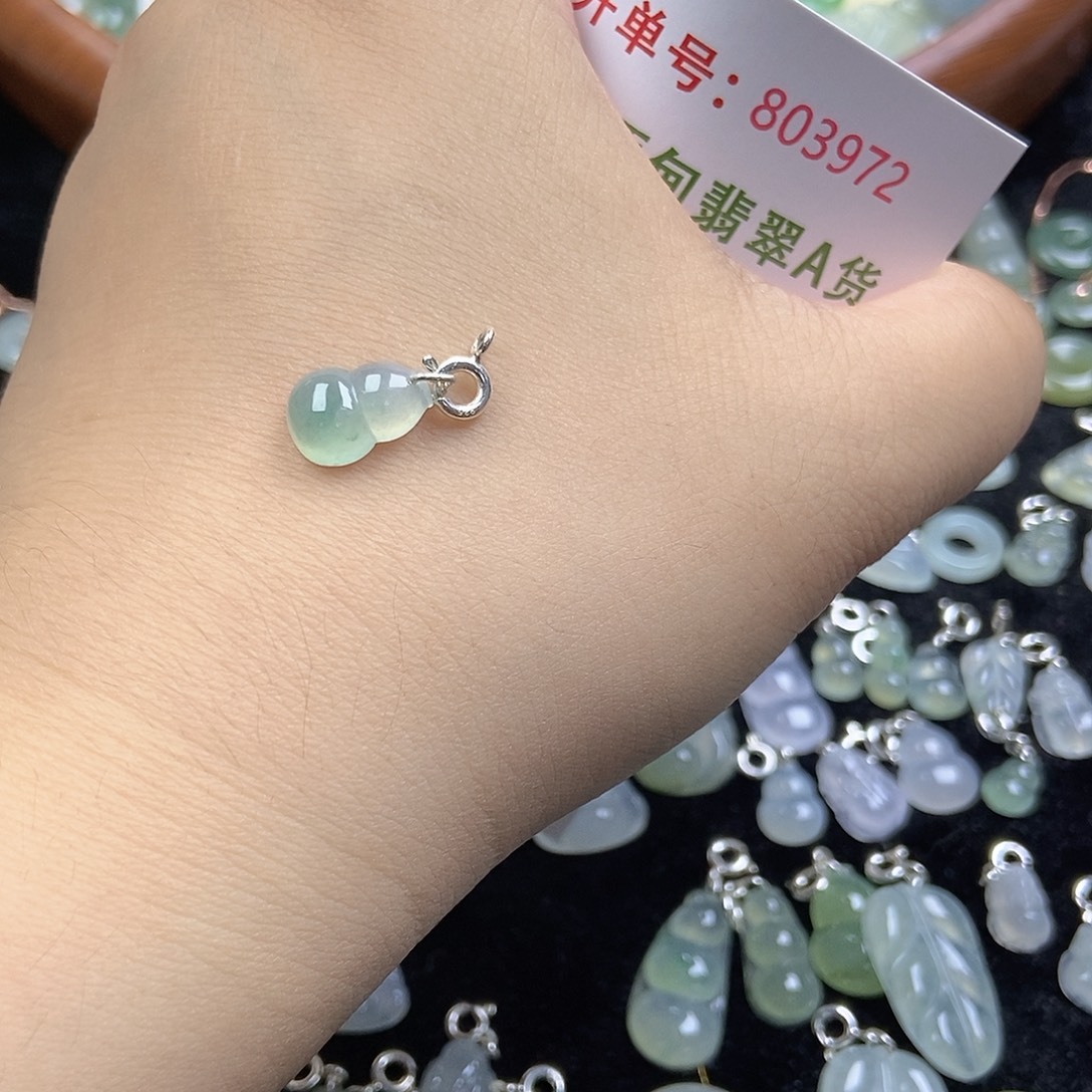 翡翠挂件未镶嵌翡翠