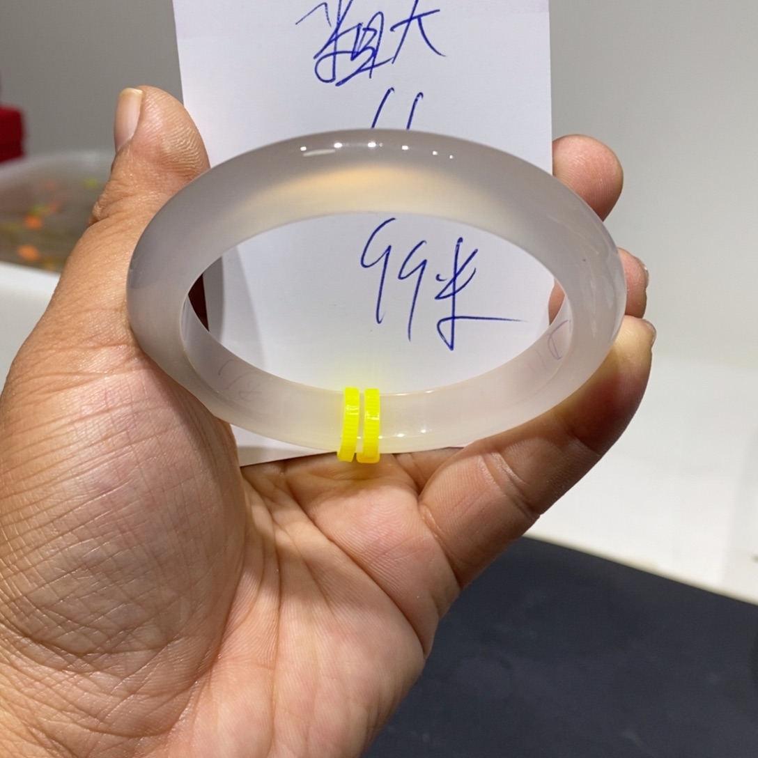 不***呀玛瑙/玉髓未镶嵌手镯