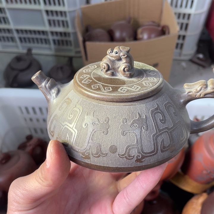 老厂紫砂壶一件。