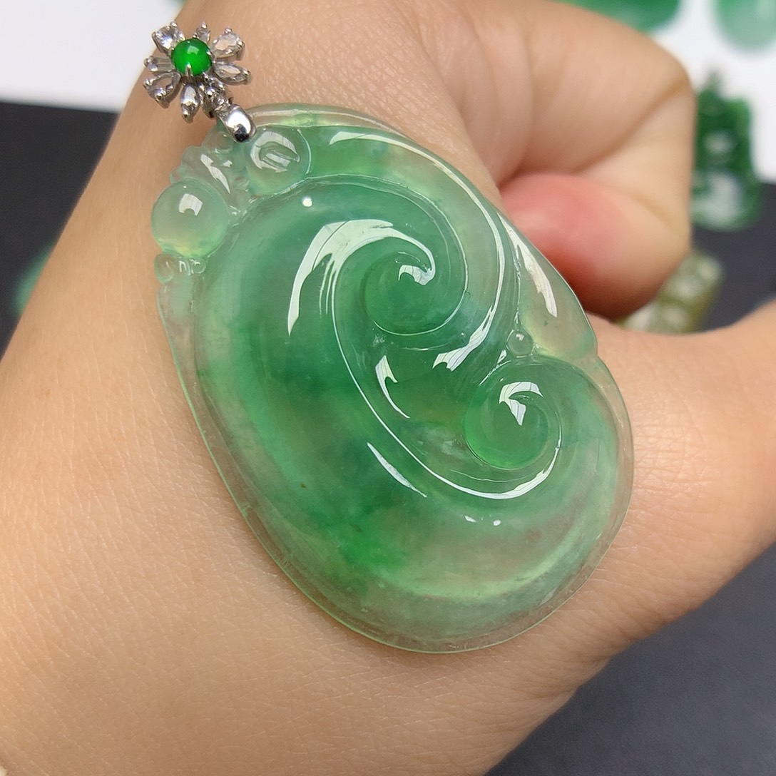 翡翠颈饰18K金镶嵌如意