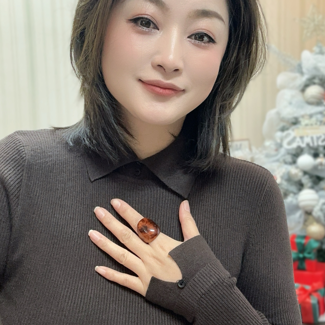 【美含推荐】设计师新款翻领带扣针织衫