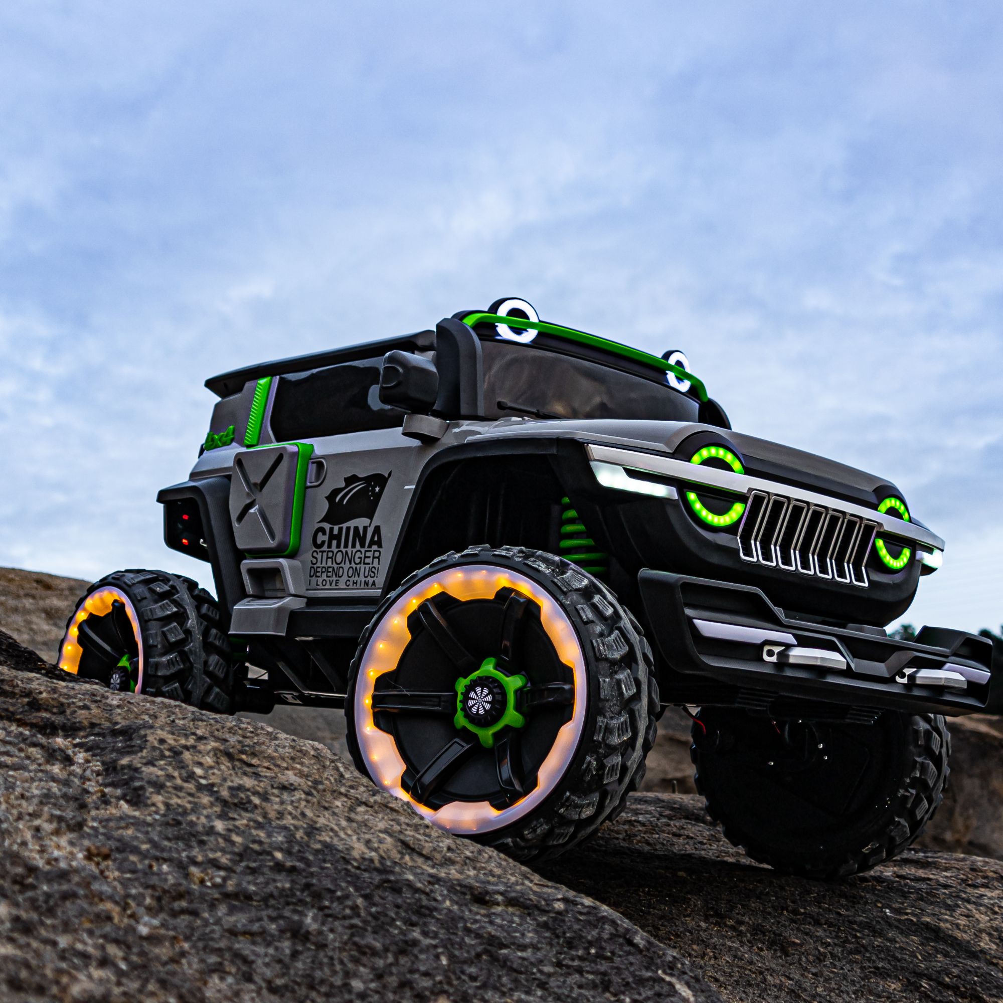 大号四驱越野儿童电动车可坐大人小孩遥控电动玩具童车发光炫酷