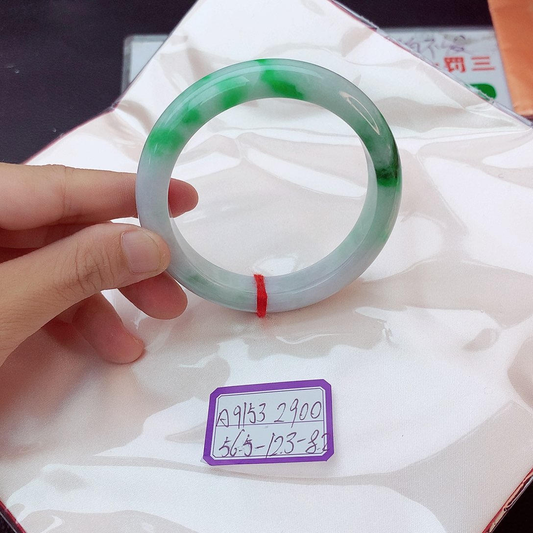 翡翠手镯未镶嵌翡翠