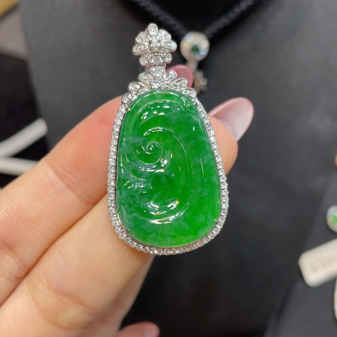 翡翠18K金镶嵌颈饰天然缅甸翡翠a货