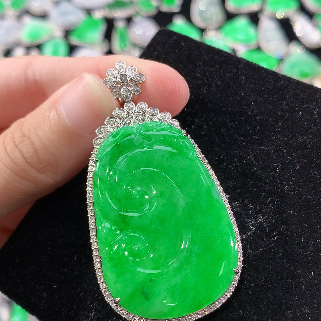 翡翠18K金镶嵌颈饰