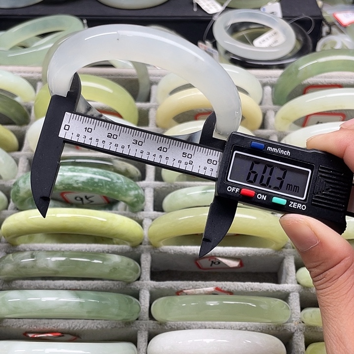 蛇纹石玉未镶嵌手镯107